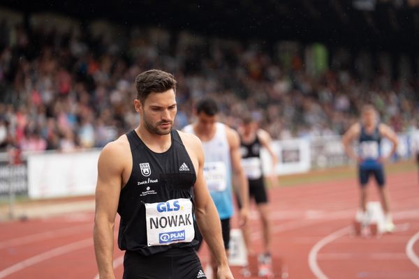 Tim Nowak (SSV Ulm 1846) vor dem 400m Start am 07.05.2022 beim Stadtwerke Ratingen Mehrkampf-Meeting 2022 in Ratingen